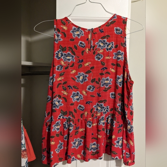 Sleeveless pink floral top 🌺 light and airy - Picture 6 of 11